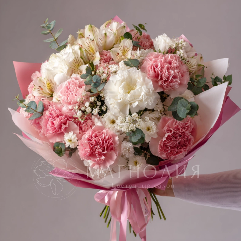 Букет с гвоздиками &laquo;Нежный румянец&raquo;