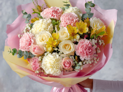 Букет с гвоздиками «Яркий момент»