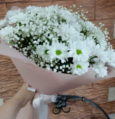 Букет с хризантемой кустовой «Утренний бриз»