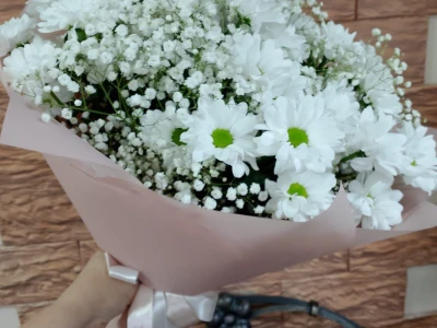 Букет с хризантемой кустовой «Утренний бриз»