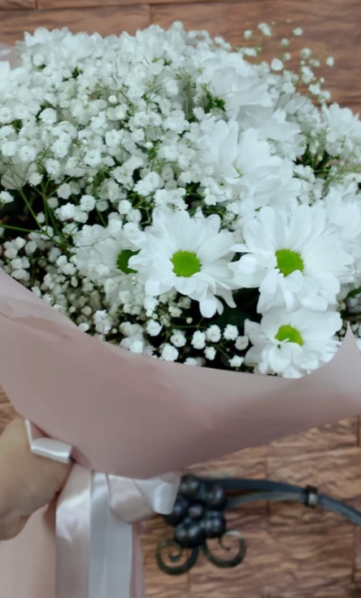 Букет с хризантемой кустовой «Утренний бриз»