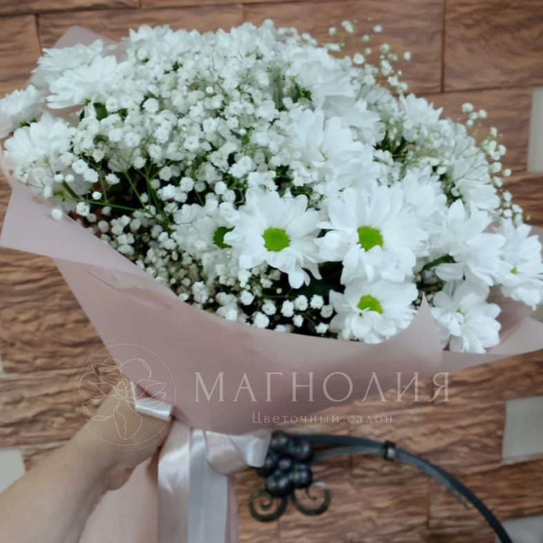 Букет с хризантемой кустовой &laquo;Утренний бриз&raquo;