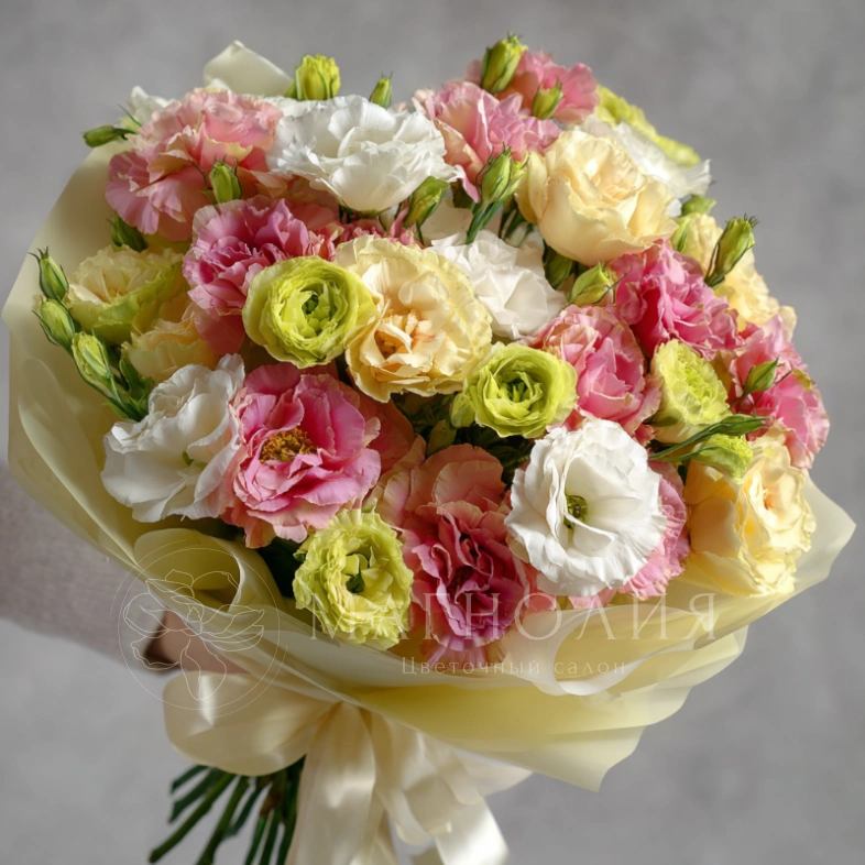 Букет с эустомами &laquo;Лепестковая симфония&raquo;