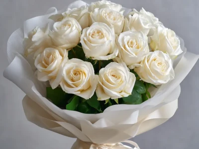 15 белых эквадорских роз 50 см