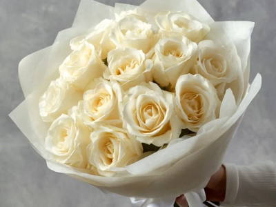 15 белых роз 40 см